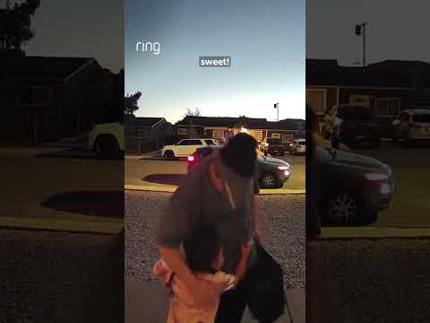 A young girl was so excited for her pizza that she thanked her delivery driver with a big hug 💙