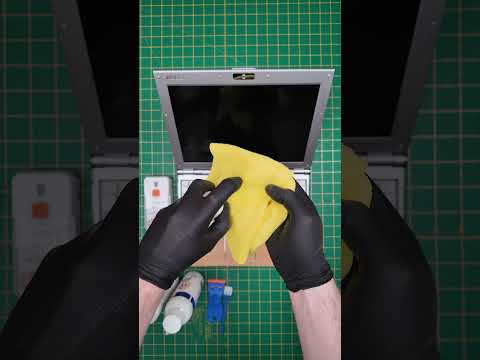 Is that a laptop made of… WOOD? 🪵 ASUS U6V (2008)