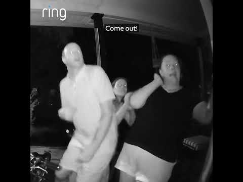 A bat flew into Rena’s house, so she had to call her neighbors over for reinforcement! 🤣